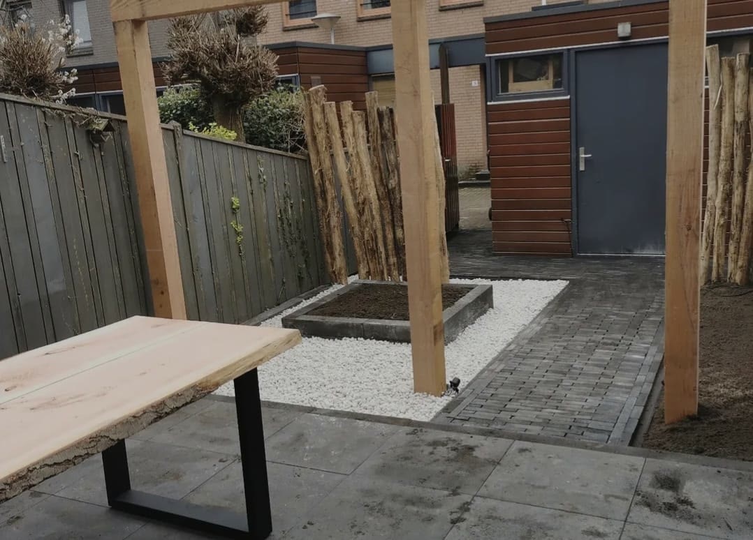 Pergola met klinkerbestrating en siergrind